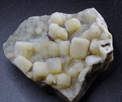 Fluorite (x3), vallée de la Sénouire (Haute Loire)