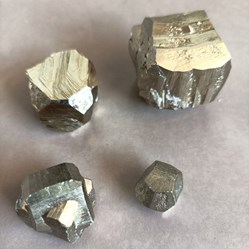Divers cristaux de Pyrite, Ambas Aguas (Espagne)