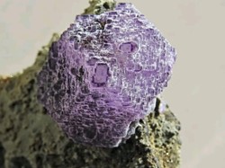 Fluorite octaèdrique ("pyramide aztèque")