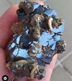 Sphalérite brillante, Siderite et Muscovite