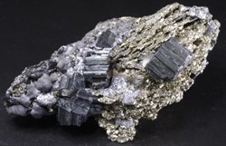 Bournonite sur Pyrrhotite pseudomorphosée en Pyrite