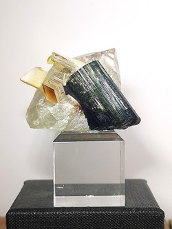 ELBAITE-SCHORL  avec Muscovite sur Quartz
