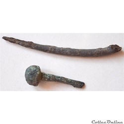 Clou à tête en bronze et perçoir en fer (période romaine incertaine)