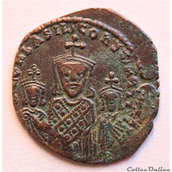Basile 1er avec Léo et Constantin (867 - 886) Follis Constantinople - Sear 1713 -