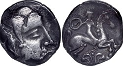 Bituriges Cubes (Région de Bourges), Drachme au cavalier au fleuron