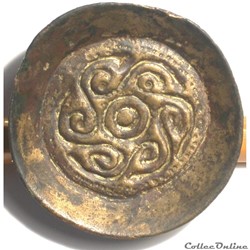 Saucer brooch