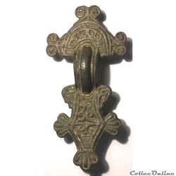 Fibula cruciform