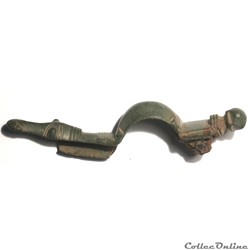 Fibula cruciform
