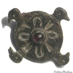 Brooch with bird heads