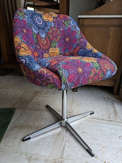 Siège - Fauteuil sur pied central pivotant en métal, assise refaite tissu style 70s