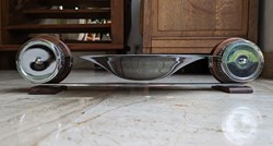 Métal argenté - Coupe art déco à motifs géométriques sur pied cylindriques et métal en lévitation