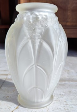 Verre moulé pressé - Vase Carillo (?) à décor floral et géométrique