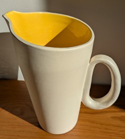 Céramique - Keramos pichet blanc intérieur jaune