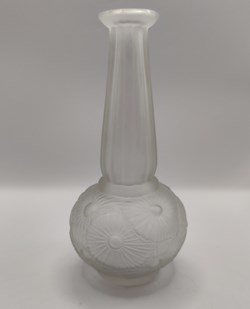 Verre moulé pressé - Vase à panse et col rétréci art déco à décor floral