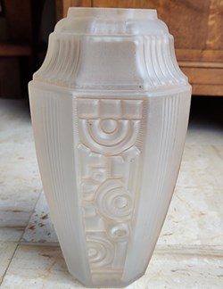 Verre moulé pressé - Vase Etaleune modèle Paris légèrement rosé