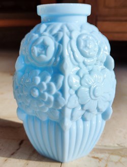 Verre opalin - Vase art déco à décor floral en verre bleu
