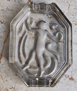 Verre moulé pressé - Cendrier Art déco à décor de naiade