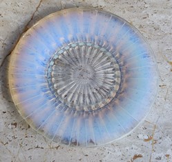 Verre opalescent - Assiette André Hunebelle à décor géométrique