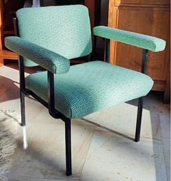Siège - Fauteuil structure métal noir, assise refaite tissu vert et blanc, années 1970