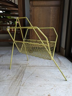 Meuble d'appoint - Porte revues 1960 métal Style Matégot jaune