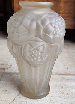 Verre moulé pressé - Vase Carillo modèle Gui des Gaules blanc satiné