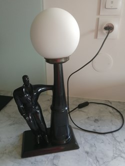 Céramique - Lampe personnage tenant réverbère