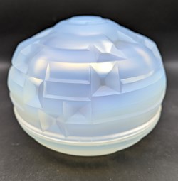 Verre opalescent - Bonbonnière André Hunebelle à décor géométrique