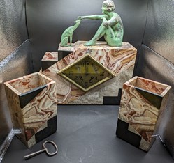 Métal - Horloge en marbre avec femme et lévrier en régule à patine vert-gris