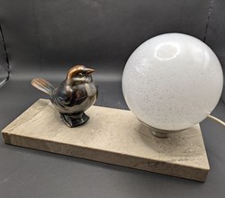 Lampe - Lampe naturalisme art déco à décor de rouge gorges avec lampe globe sur socle marbre