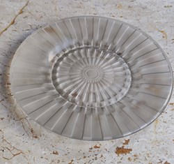 Verre moulé pressé - Assiette André Hunebelle à décor géométrique