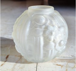 Verre moulé pressé - Vase petite boule art déco à décor floral