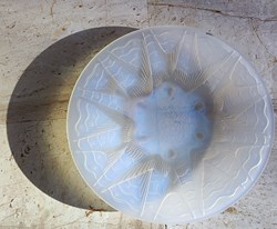 Verre opalescent - Coupe Pierre d'Avesn à décor de ronde d'hirondelles sur champ de fleur