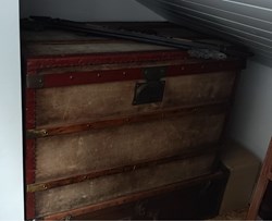 Meuble d'appoint - Male anglaise en bois / tissu d'origine vieilli / métal rouge