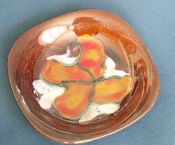 assiettes fond marron