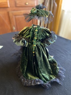 Robe de poupée de collection velours vert échancrée jambe
