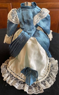 Robe de cérémonie poupée de collection
