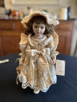 Poupée de porcelaine CARINE de collection Madame Jessie
