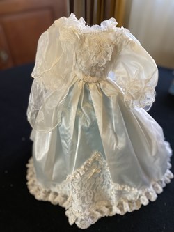 Robe de poupée de collection de mariée avec capeline et traine
