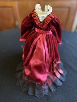 Robe de poupée de collection de la Cour Du Roi