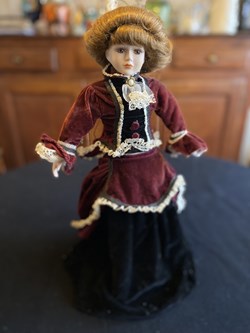 Poupée de collection porcelaine Madame Claude