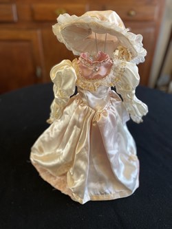 Robe de poupée de collection marquise
