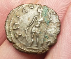 Antoninien de Tetricus II fautée.