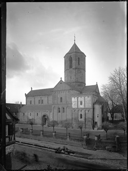 Eglise Saints-Pierre-et-Paul vers 1900 (plaques du fonds Grau)