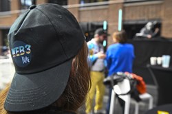 Les casquettes Web3Lille étaient également disponibles dans le métaverse Decentraland.