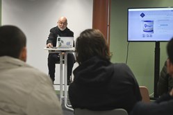 Beaucoup d'étudiants dans les salles de Workshops.