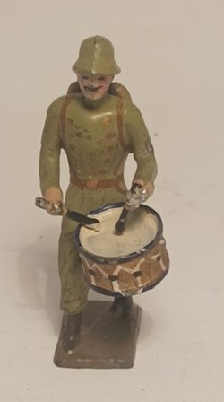 Tambour de l'infanterie prussienne avec casque acier (""stahlhelm"")"