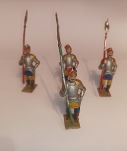 Chevaliers à pied avec hallebarde