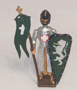 Croisé, cotte argentée, heaume, avec drapeau vert et bouclier vert lion