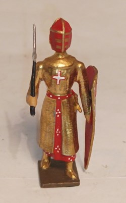Croisé, cotte dorée, heaume rouge, avec petite lance et bouclier rouge