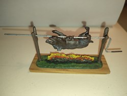 Sanglier sur sa broche en train de cuire